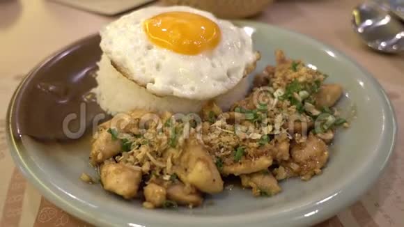 泰国蒜蓉鸡肉和虾米视频的预览图
