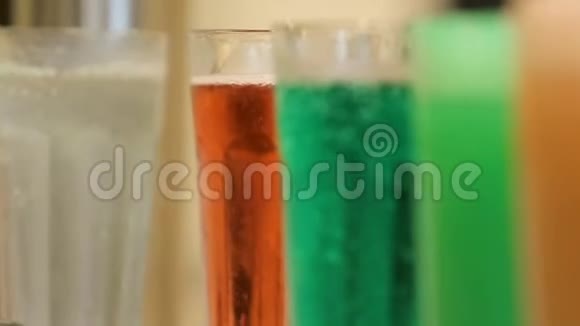 各种颜色的气泡为炎热的夏日提供能量水健康的饮料视频的预览图