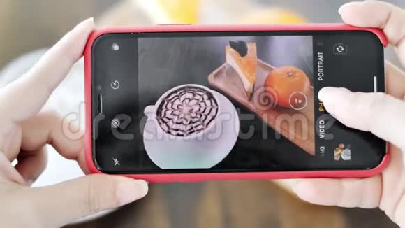 女性用现代智能手机拍照食物视频的预览图
