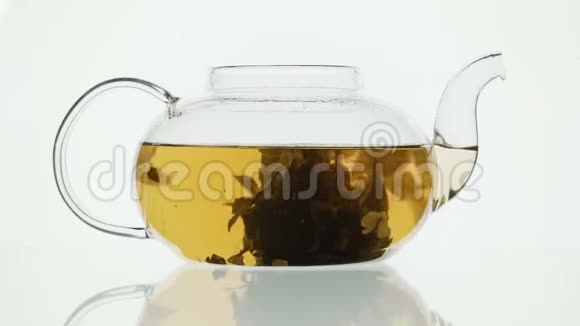 在白色的玻璃茶壶中绽放绿茶视频的预览图