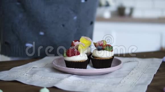 糖果装饰美味花哨装饰的纸杯蛋糕在蛋糕上撒上新鲜的草莓和糖视频的预览图