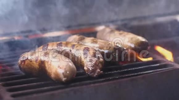 四个猪肉多汁的猪肉香肠是在热烤架上炸的慢动作视频的预览图
