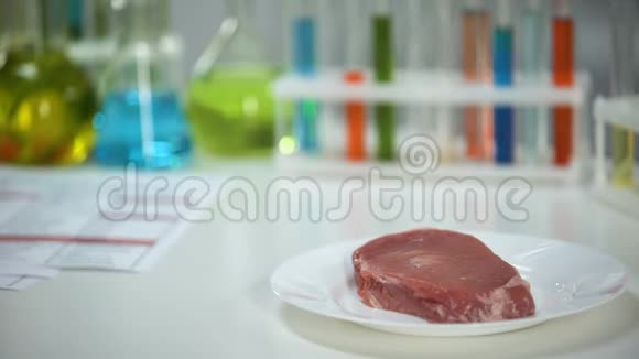 兽医持药片背景肉样抗生素检测视频的预览图