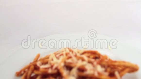 在一盘布卡蒂尼阿马特里西亚纳和一滴佩科里诺奶酪上飞行视频的预览图