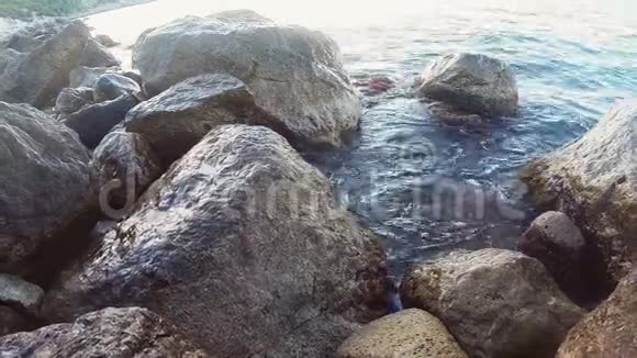 落基海岸和海水在石头间飞溅视频的预览图