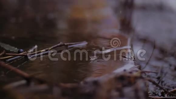 水滴从屋顶掉下来视频的预览图