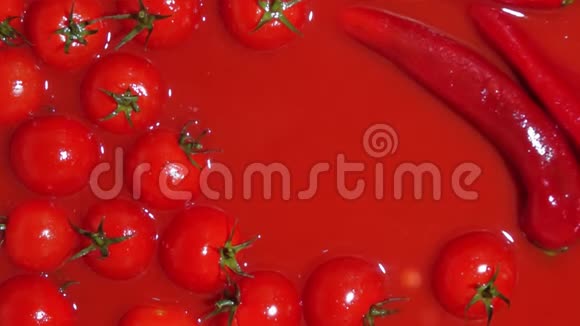 超级慢镜头落番茄和红辣酱视频的预览图