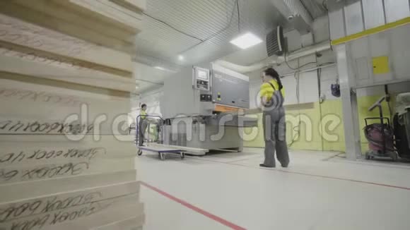 在木工工厂工作的妇女行动现代木工企业中的合格妇女从事木工加工视频的预览图
