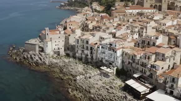 鸟瞰石质海岸蔚蓝的海洋和意大利的欧洲城市行动旅游和圣日概念美丽视频的预览图