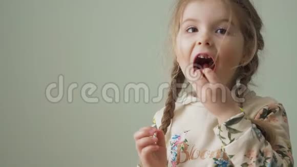 小女孩吃果冻糖果视频的预览图