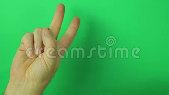 绿色背景上的男性手抬起并放下手指视频的预览图