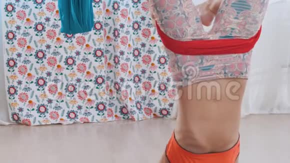 年轻的运动女子倒吊在吊床上做瑜伽视频的预览图