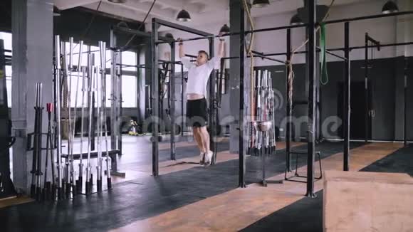 强壮的中年男子在健身房的酒吧里视频的预览图