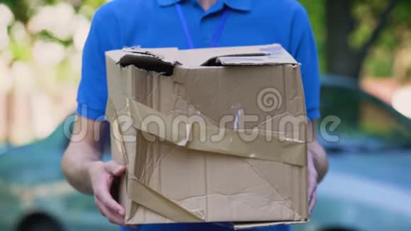 男性快递显示箱子损坏包裹运送便宜装运质量差视频的预览图