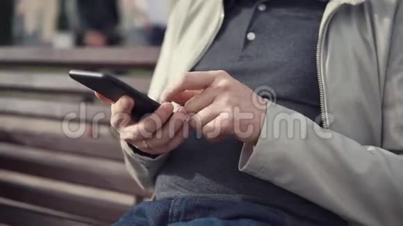一个男人拿着手机用无线上网看一家网上商店视频的预览图