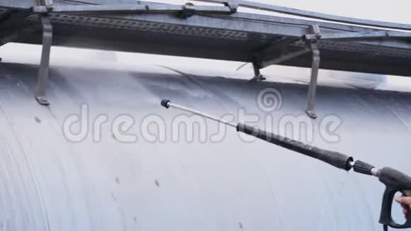 一名工人正在清洗一辆赛车的特写镜头视频的预览图