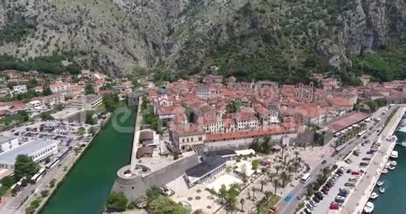 老城Kotor的鸟瞰图和河流视频的预览图