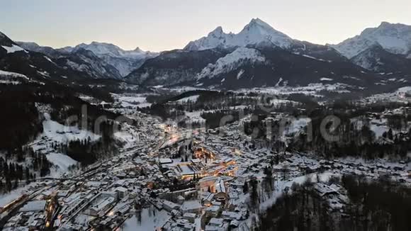 巴伐利亚州伯希特斯加登冬季夜间高空超垂视频的预览图