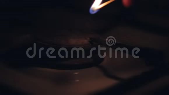 厨房里用木筷子点燃煤气火柴丙烷气体的问题缺少燃料炉子转了视频的预览图