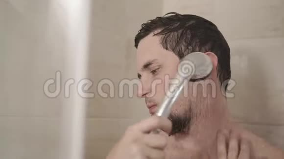 一个年轻人的画像他正在搅拌机下洗澡视频的预览图