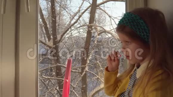 小可爱的女孩把化妆品放在窗台上视频的预览图