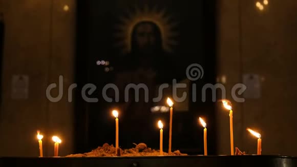 黑暗中古老的基督教教堂里燃烧着蜡烛宗教和传统视频的预览图
