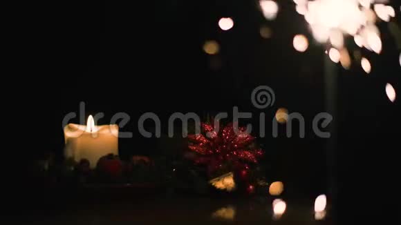 在超级慢动作的黑色背景上燃烧孟加拉火的圣诞蜡烛视频的预览图