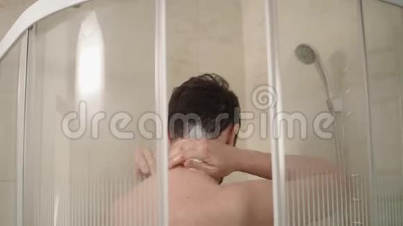 一个人用洗发精给他的脖子和头发抹光以保持清洁视频的预览图