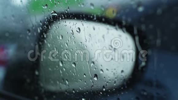 下雨天车窗玻璃上的水滴视频的预览图