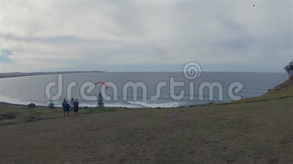 滑翔伞滑翔伞看着滑翔伞滑翔的人户外休闲活动视频的预览图