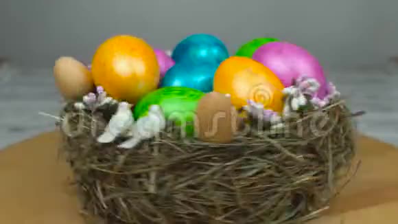 复活节彩蛋的象征是在巢里复活的概念是星期天或基督教的节日视频的预览图