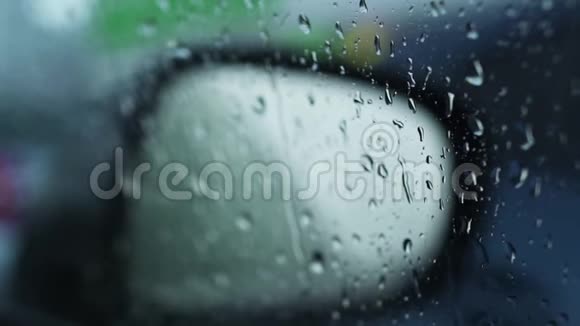 雨点落在汽车后视镜上选择性聚焦色调视频的预览图