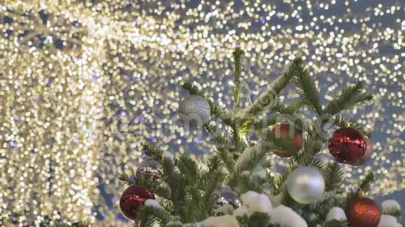 装饰有圣诞球的云杉从底部看在背景中花环的灯光已经熄灭视频的预览图