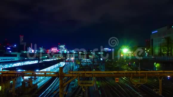 上野车站列车夜间长时间曝光宽镜头倾斜视频的预览图