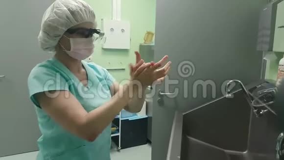 外科医生在外科厕所洗手视频的预览图