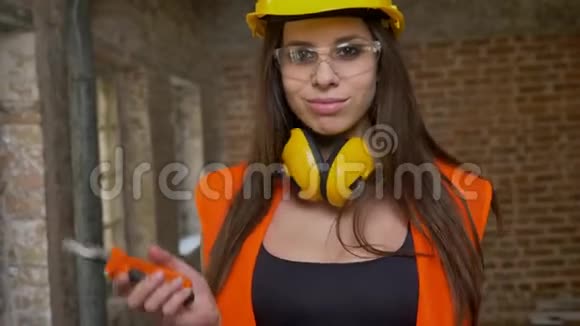 戴着头盔耳机和眼镜手持扳手螺丝刀跳舞的年轻美女视频的预览图