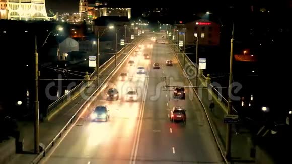 有大灯的汽车在高速公路上行驶在夜间过桥俯视交通视频的预览图