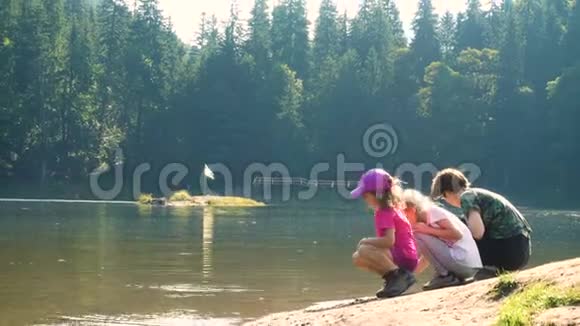 儿童在湖边玩耍和娱乐视频的预览图