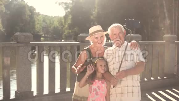 爷爷和孙女自拍视频的预览图