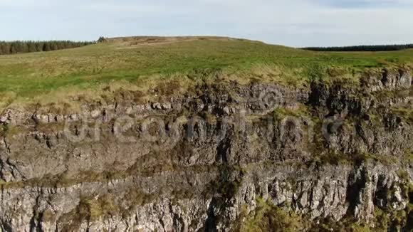飞越北爱尔兰的比尼纳赫悬崖视频的预览图
