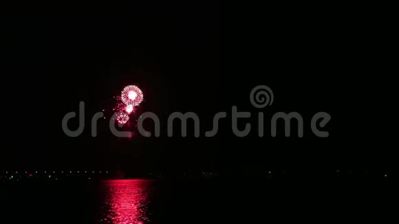 鲜艳的五彩节日烟花在江上的夜空中映在水中视频的预览图