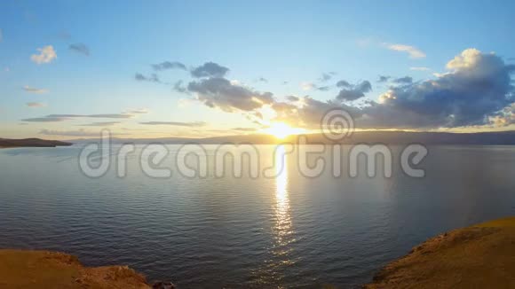 湖边美丽的日落海景的空中景观视频的预览图