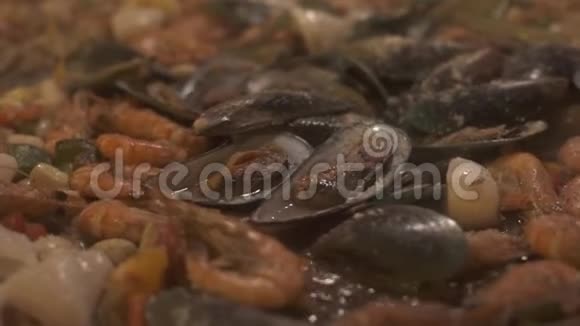 新鲜贻贝菖蒲和虾仁用平底锅煎煮意大利美食餐厅准备美味的海鲜海鲜视频的预览图