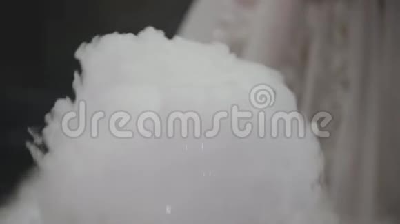 干冰容器从顶部吸烟视频的预览图