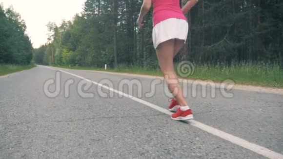 年轻健康的女人在路上奔跑健康的生活方式观念视频的预览图