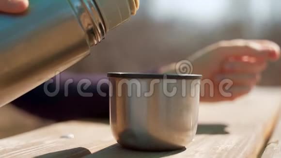 女人从热水瓶里倒热茶特写女手从热水瓶里倒茶视频的预览图