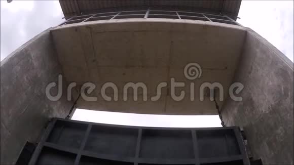 一个巨大的黑色金属闸门水障在大坝的广角视野视频的预览图