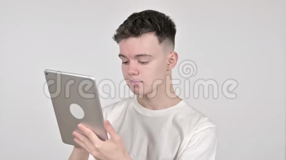 年轻人在平板电脑上浏览互联网白色背景视频的预览图