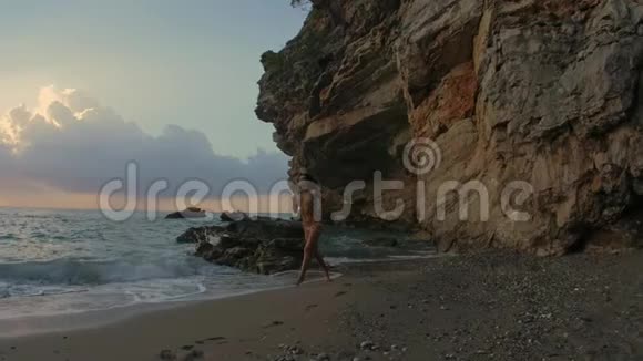 年轻漂亮的女人在海滩上慢跑视频的预览图