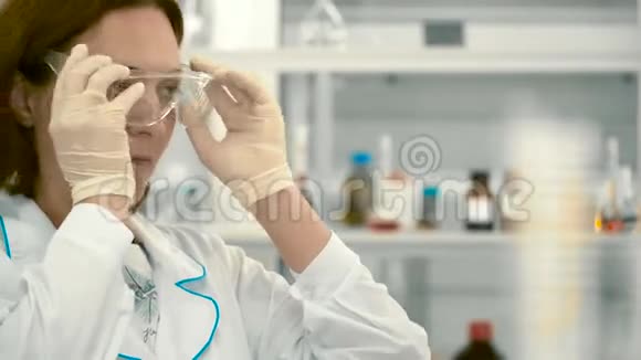 化验员戴上防护眼镜视频的预览图